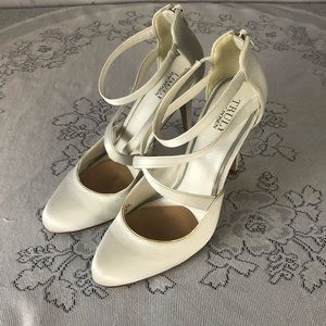 Women's Truly Zach Posen Satin and Leather Stiletto Heels in White. Size 8.5